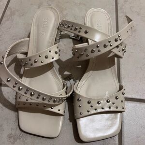 Schultz sandals beige with metal clips
